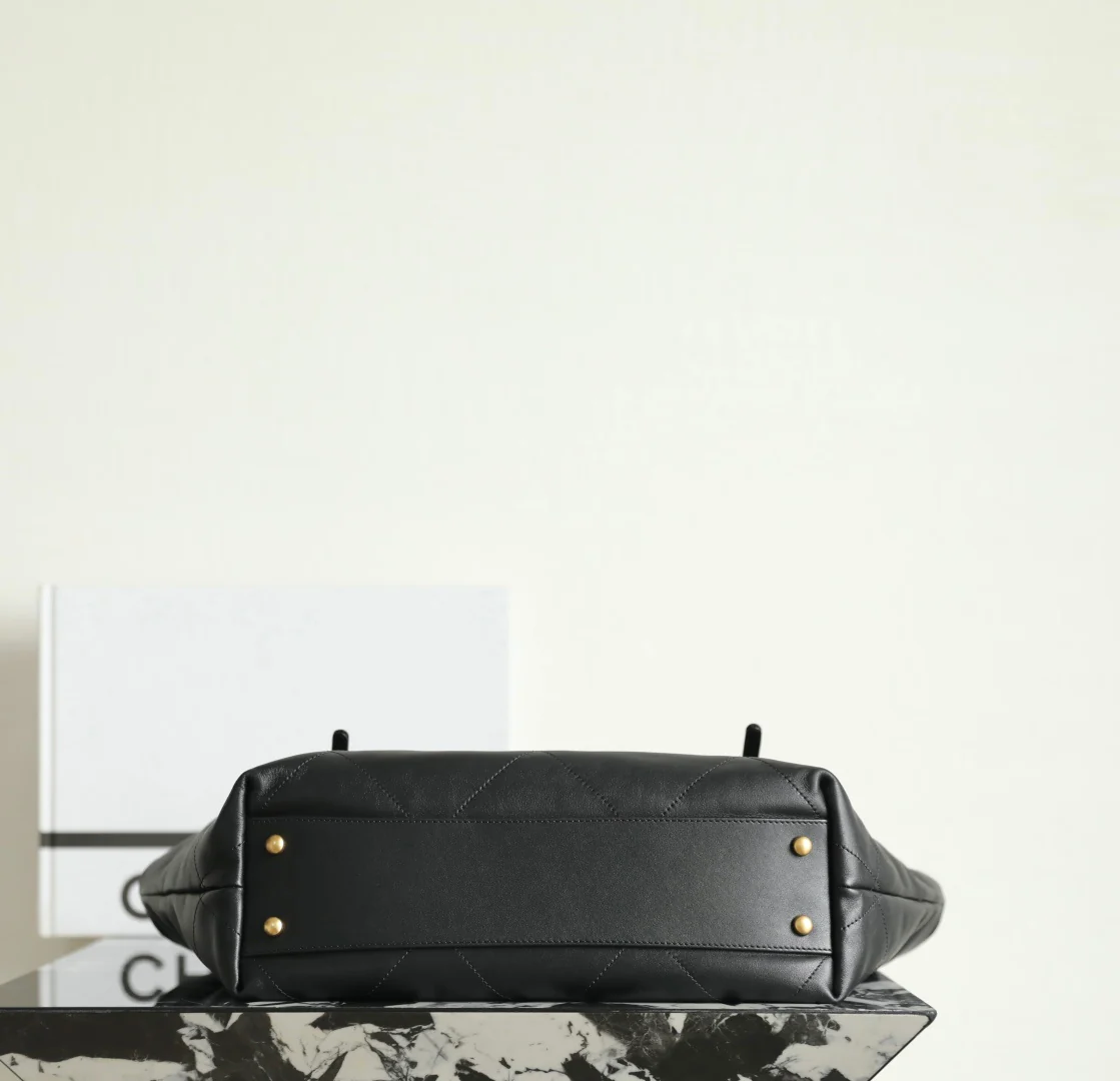 Маленькая черная сумка-тоут Chanel 25 с рукавами ?летучая мышь?.