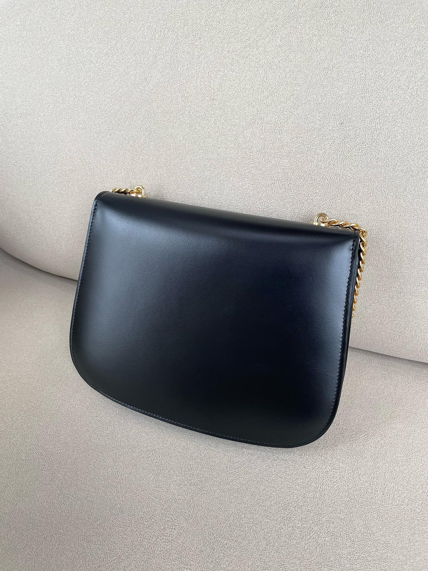 Коллекция Celine осень 2022 - Кожаная сумка Besace на цепочке - Черная