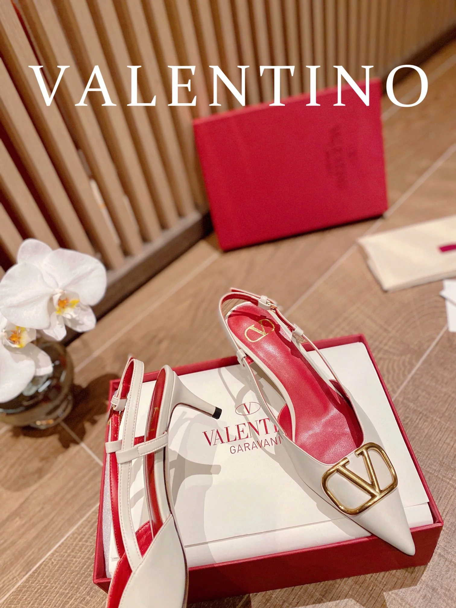 Valentino - Белые туфли на низком каблуке с острым носком