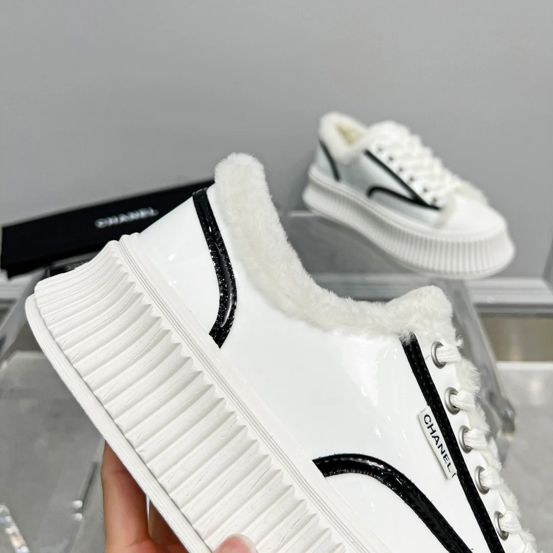 Весенняя коллекция Chanel 2022 — Пушистые повседневные туфли на платформе — Белые