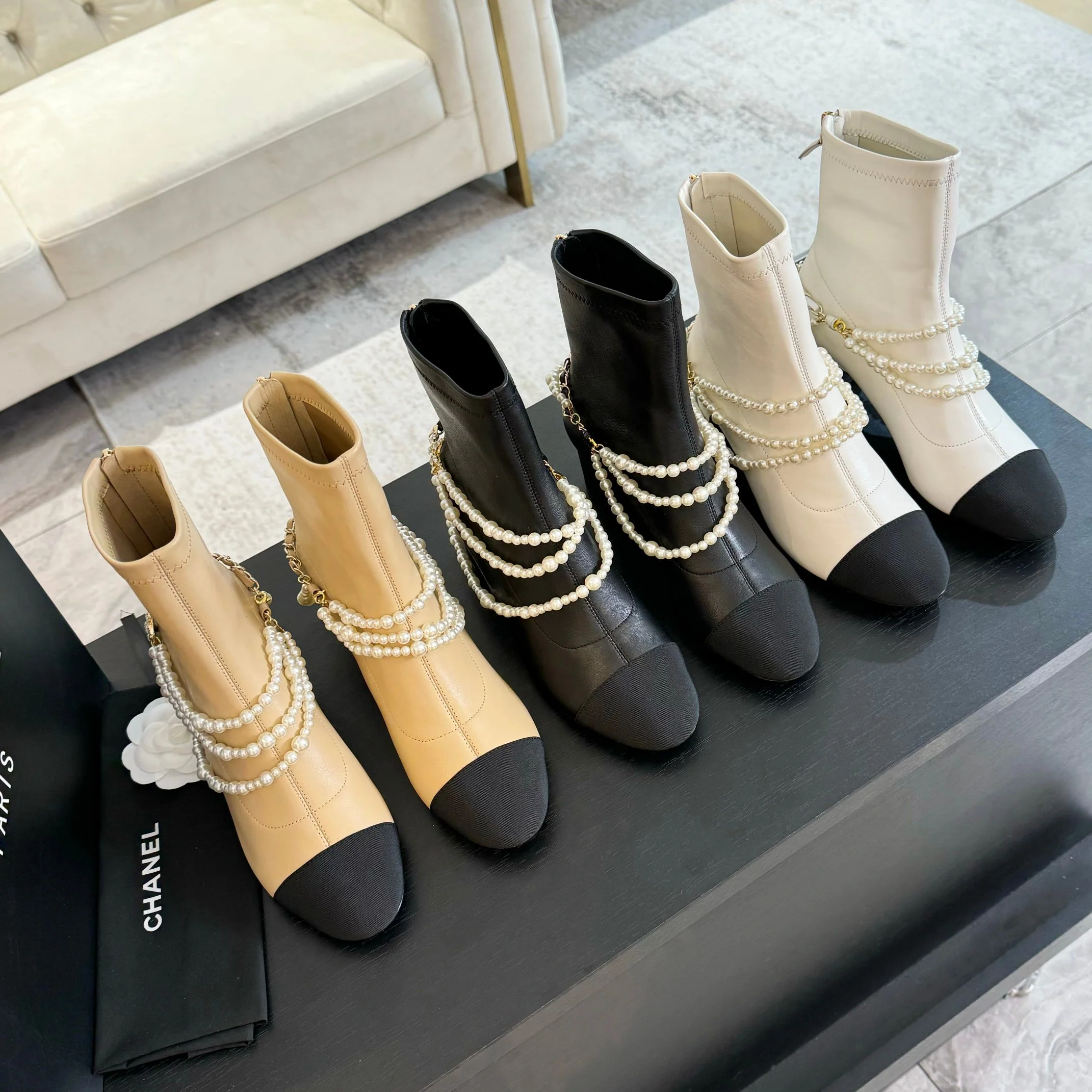 Ботильоны Chanel 2024 с жемчужной цепочкой - изображение из коллекции