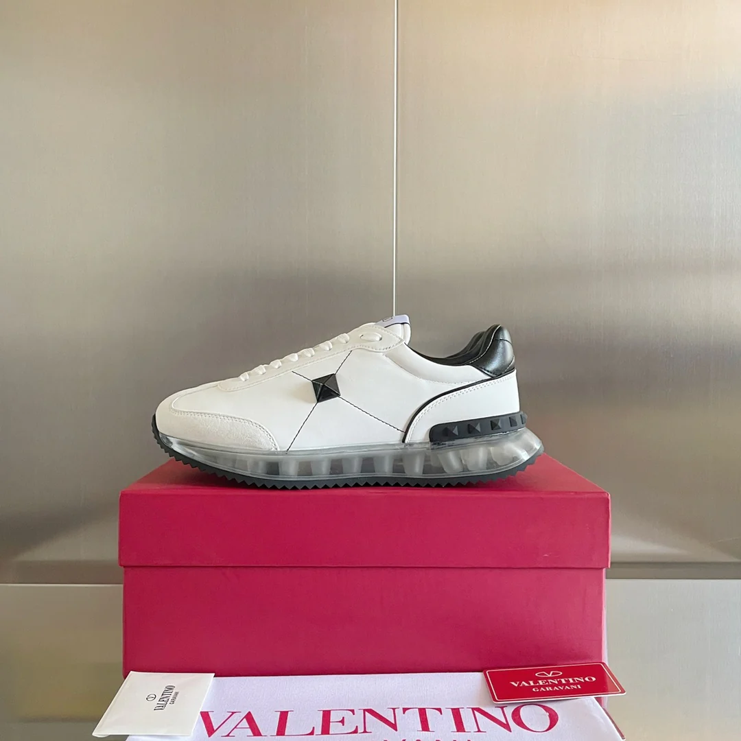 Valentino - Спортивные туфли с заклепками по периметру - Парные - Черная отделка