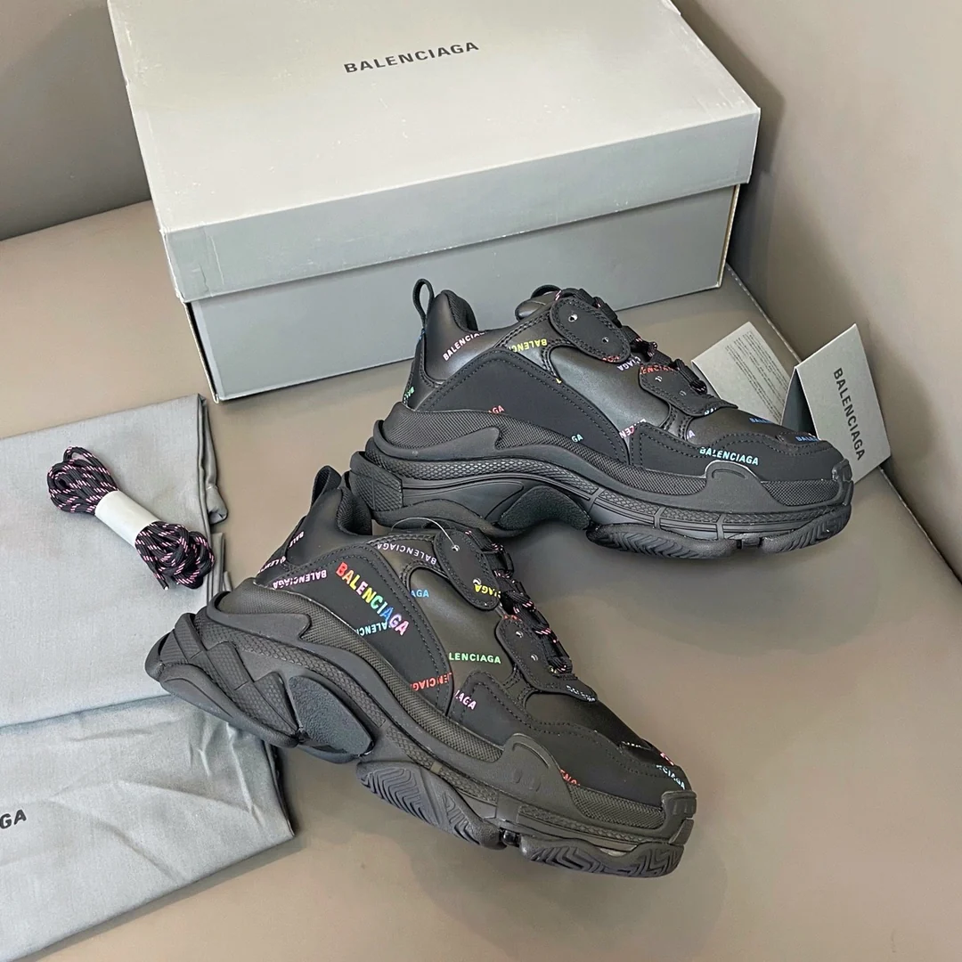 Кроссовки Balenciaga Triples Sporty Chunk в черном и цветном исполнении.