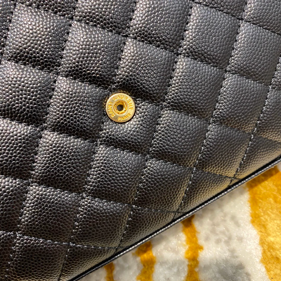 Сумка-конверт YSL с монограммой и икрой и V-образным ромбовидным узором