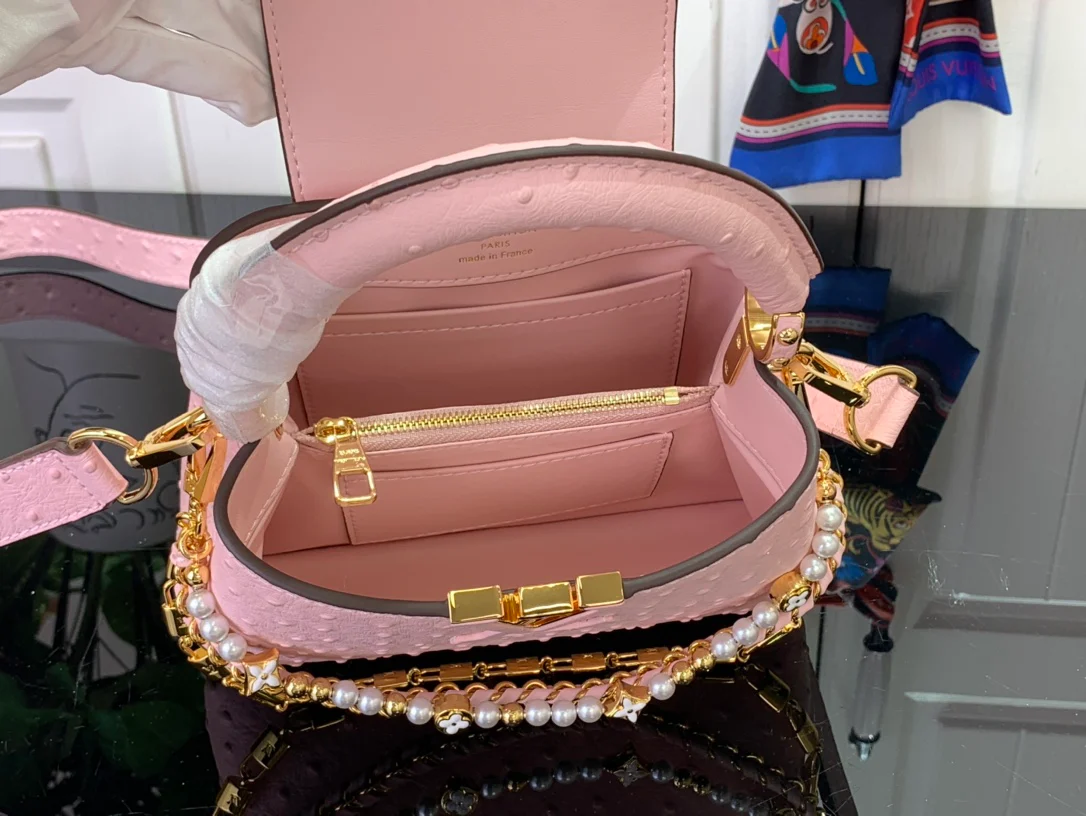 Миниатюрная кожаная сумочка LV Capucines с жемчужной цепочкой - розовая.