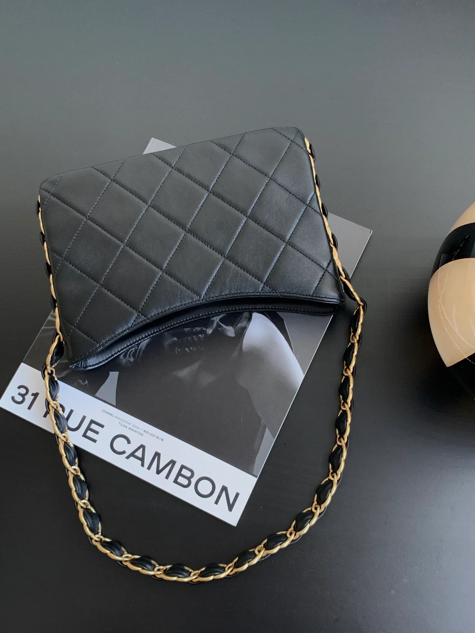 Сумка-хобо Chanel с массивной цепочкой в ??стиле хиппи — черная.