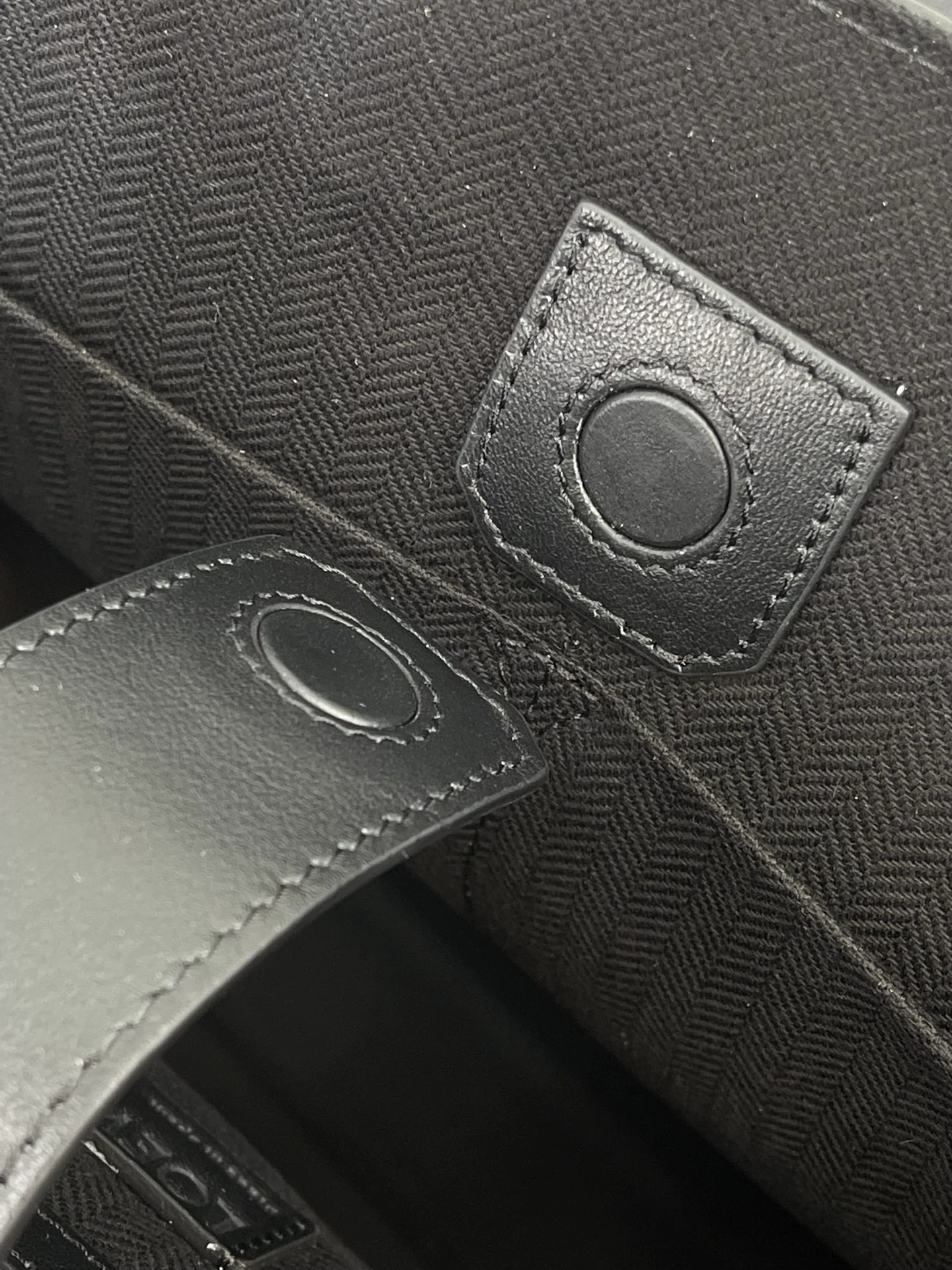 Сумка-тоут Loewe с прямой застежкой и регулируемой длиной ручек.