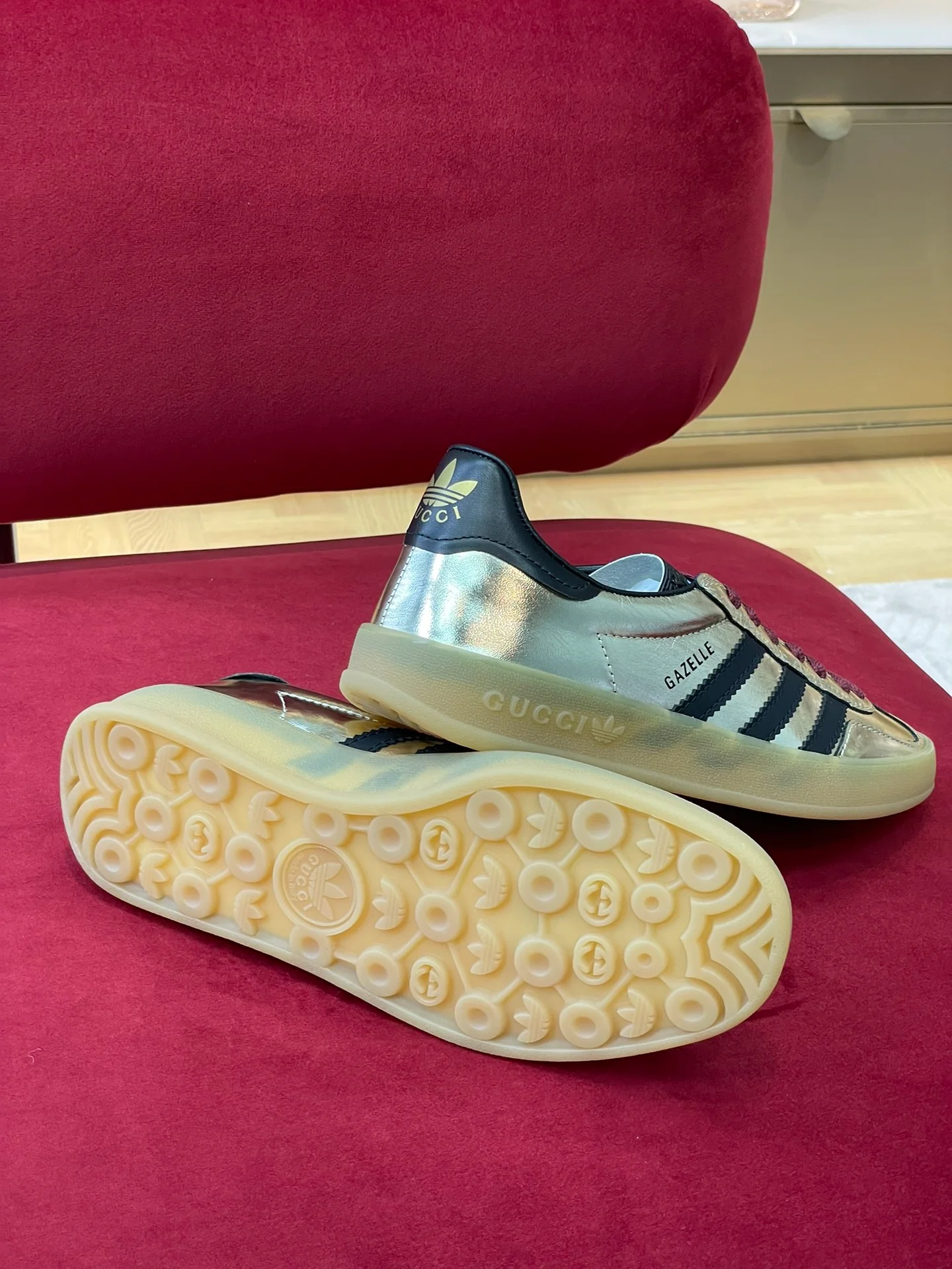 Новинки осенне-зимней коллекции Gucci 2022 — Коллаборация — Кроссовки — Унисекс — Золотой