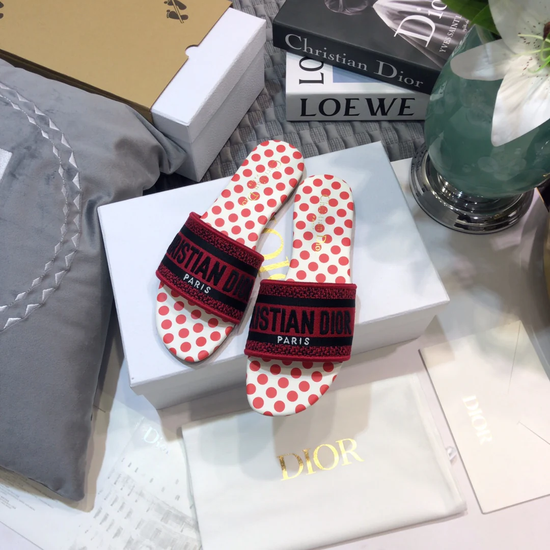 Новинка весенней коллекции Dior 2022 года - вышитые тапочки - красные