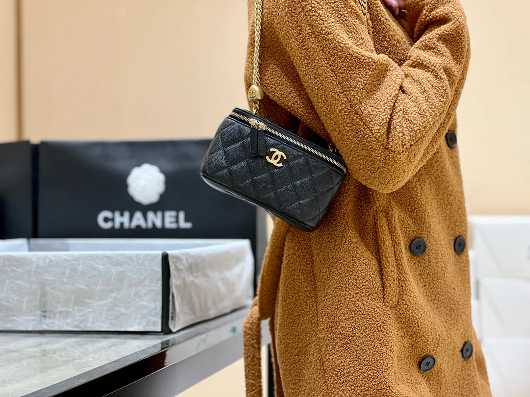 Новинка сезона весна/лето 2023 от Chanel - Длинная сумка-коробочка в форме сердца - 17 см - Черная - На фото: В образе.