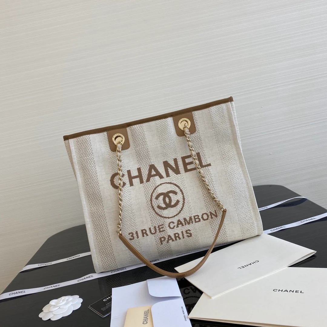 Пляжная сумка Chanel среднего размера в бежевую полоску