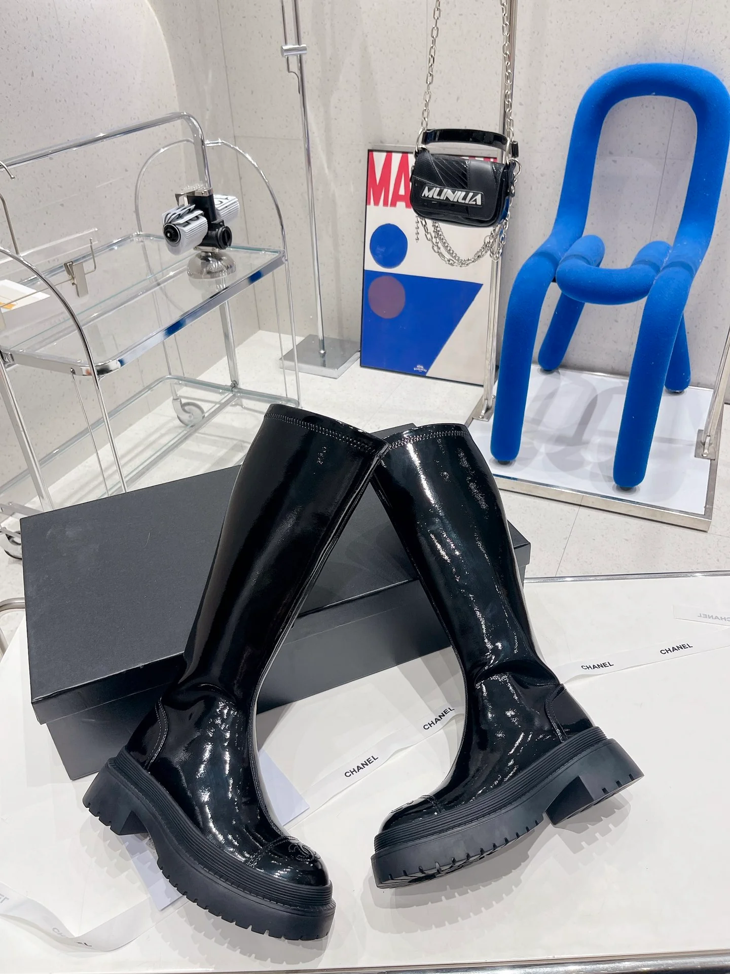 Высокие сапоги на платформе Chanel с эластичным поясом - черные