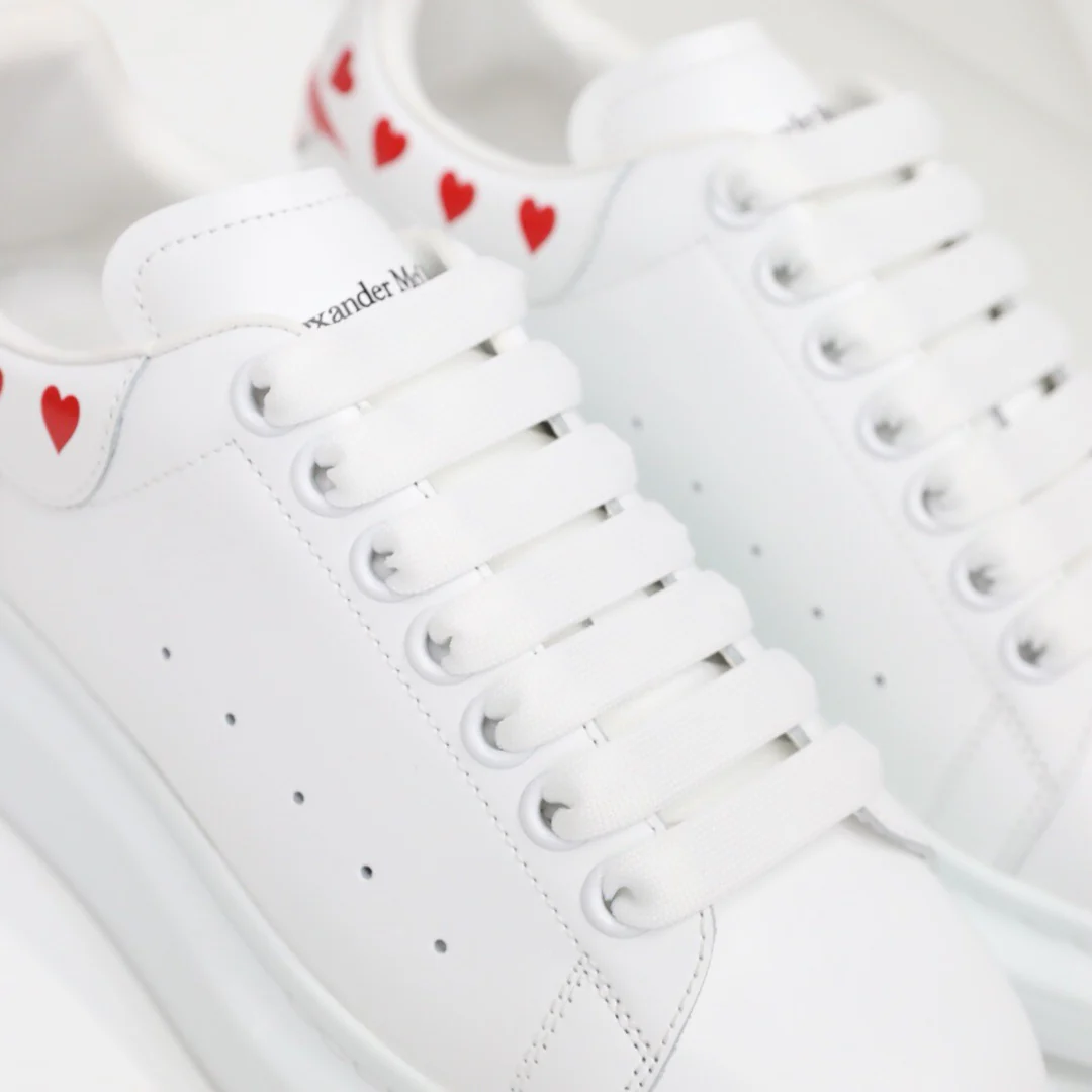 McQueen - Классические белые кроссовки - Красное сердце