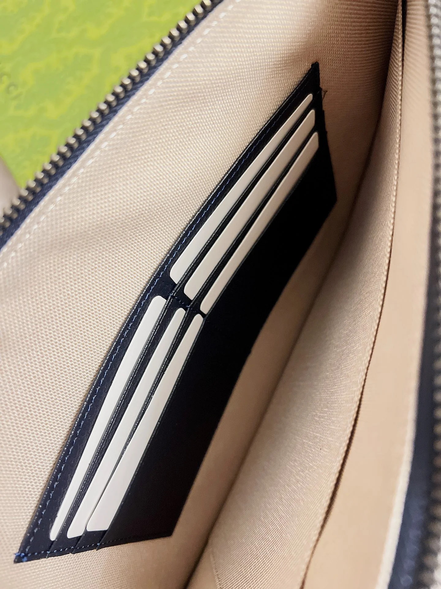 Клатч Gucci из синего ПВХ с монограммой