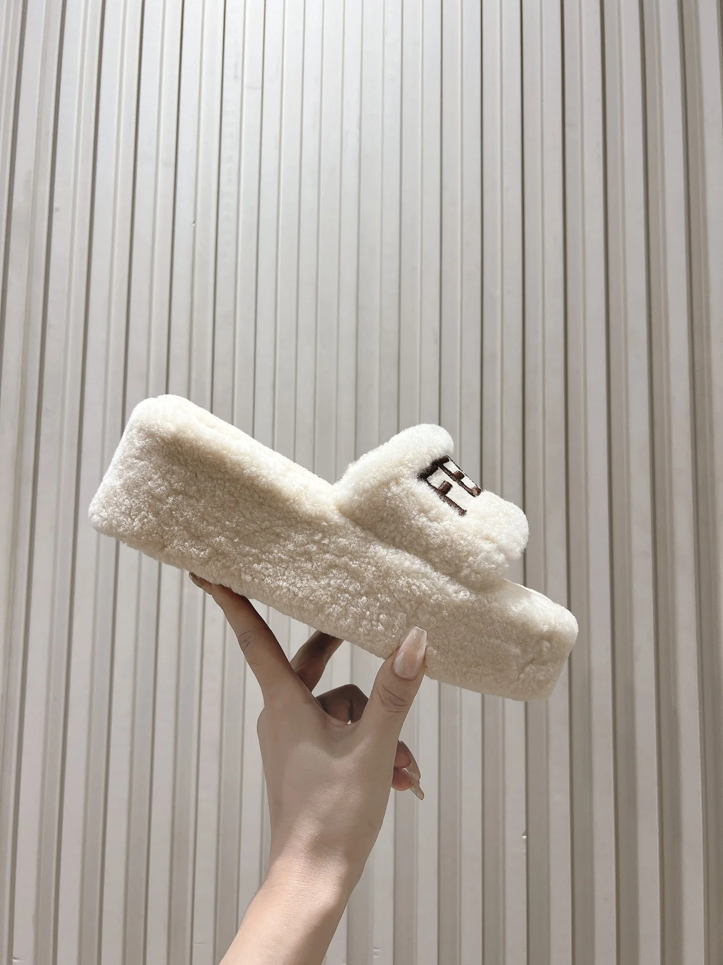 Fendi 2024 - Меховые тапочки - Белые