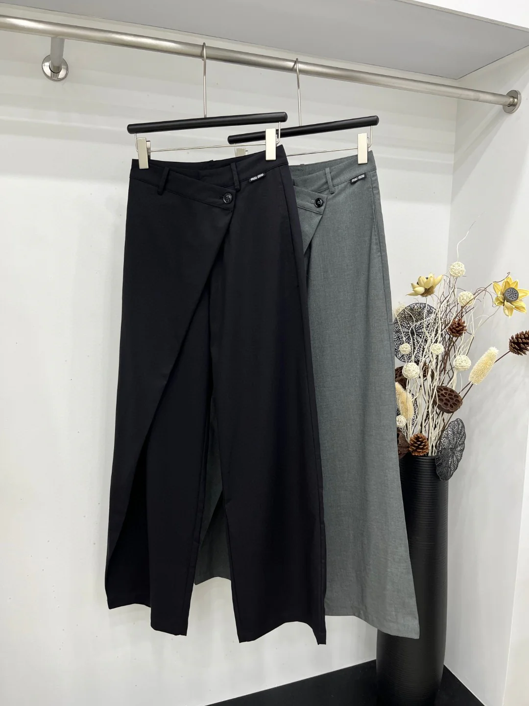 Miu Miu - 2404 - Новые брюки-платье с диагональной застежкой на пуговицы - Серые