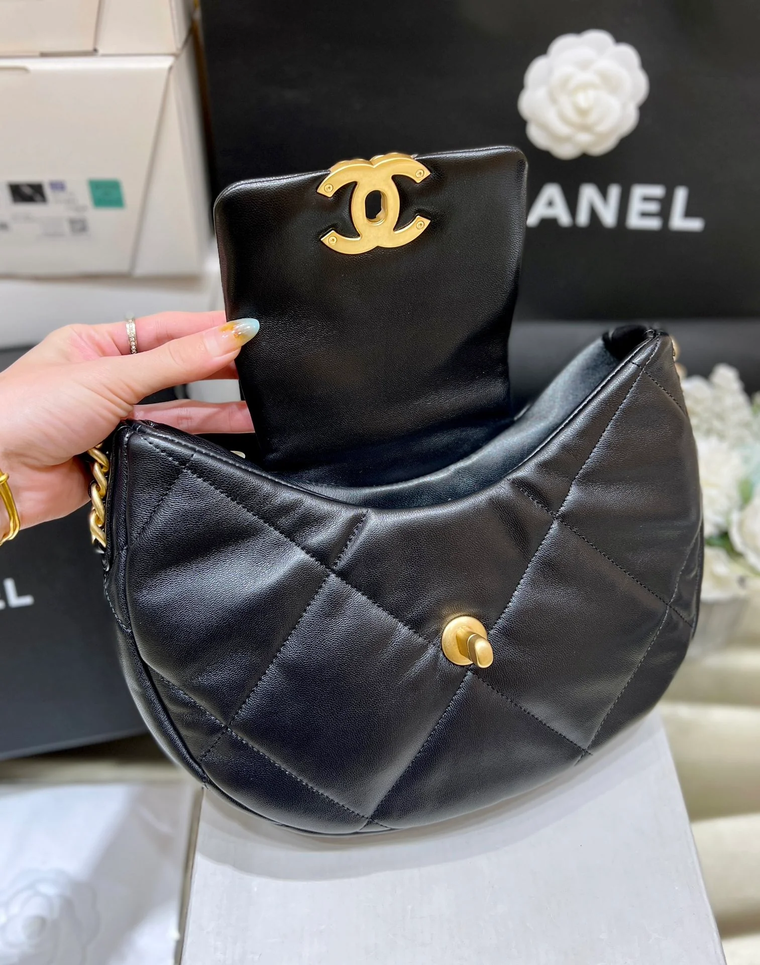 Новая коллекция Chanel ?Ранняя весна? — 24c — 19bag — сумка-хобо под мышкой — черная.