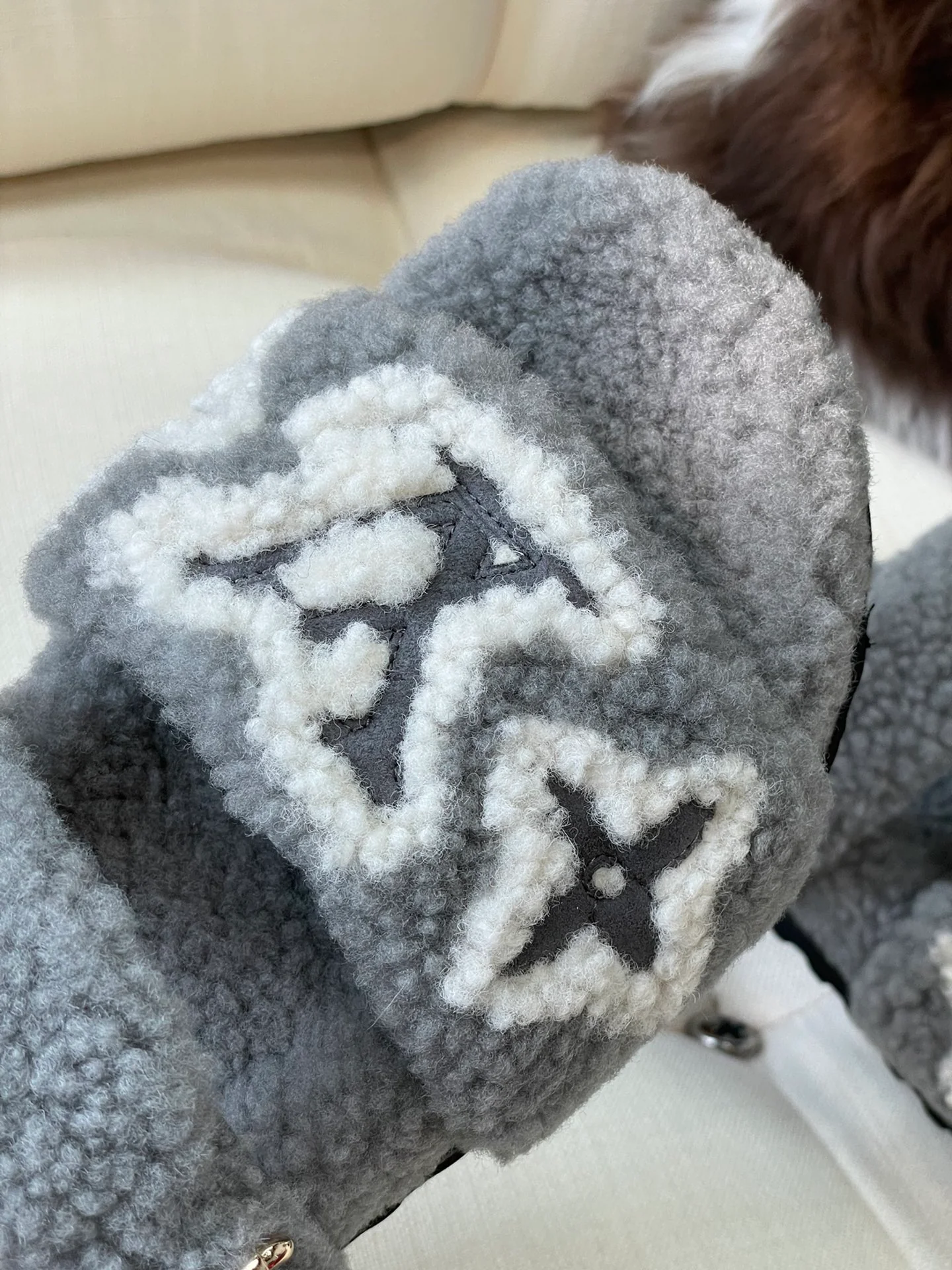 LV - Новинка сезона осень/зима 2022 - Тапочки из овечьей шерсти