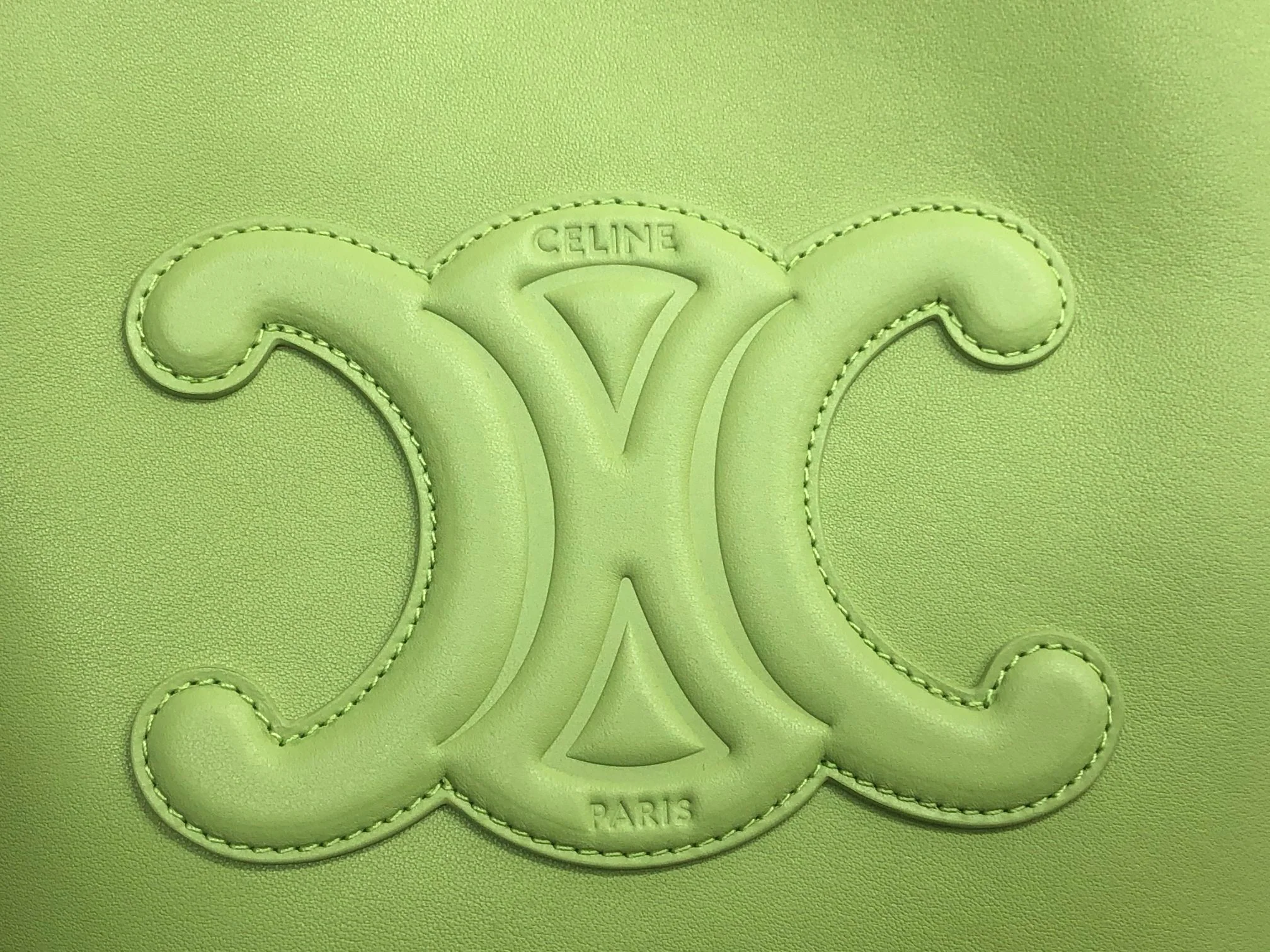 Новинка сезона весна/лето 2022 от Celine - Маленькая сумка-ведро из гладкой кожи Cuir Triomphe.