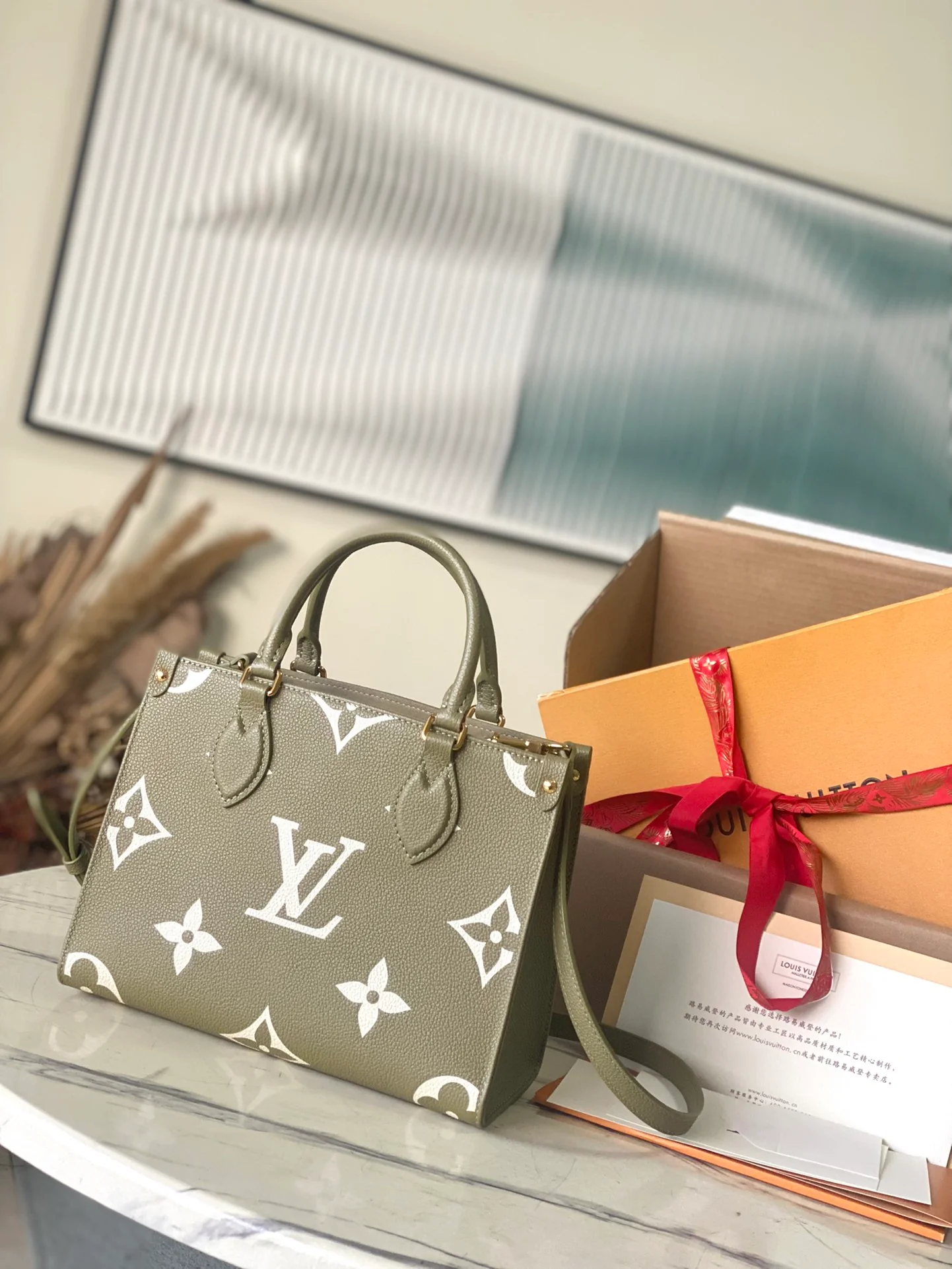 m46647-LV-onthego-bb-tote bag-khaki green