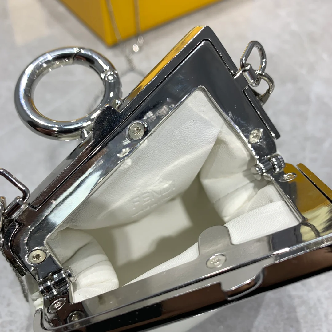 Мини-сумочка Fendi First из лакированной кожи (белая)