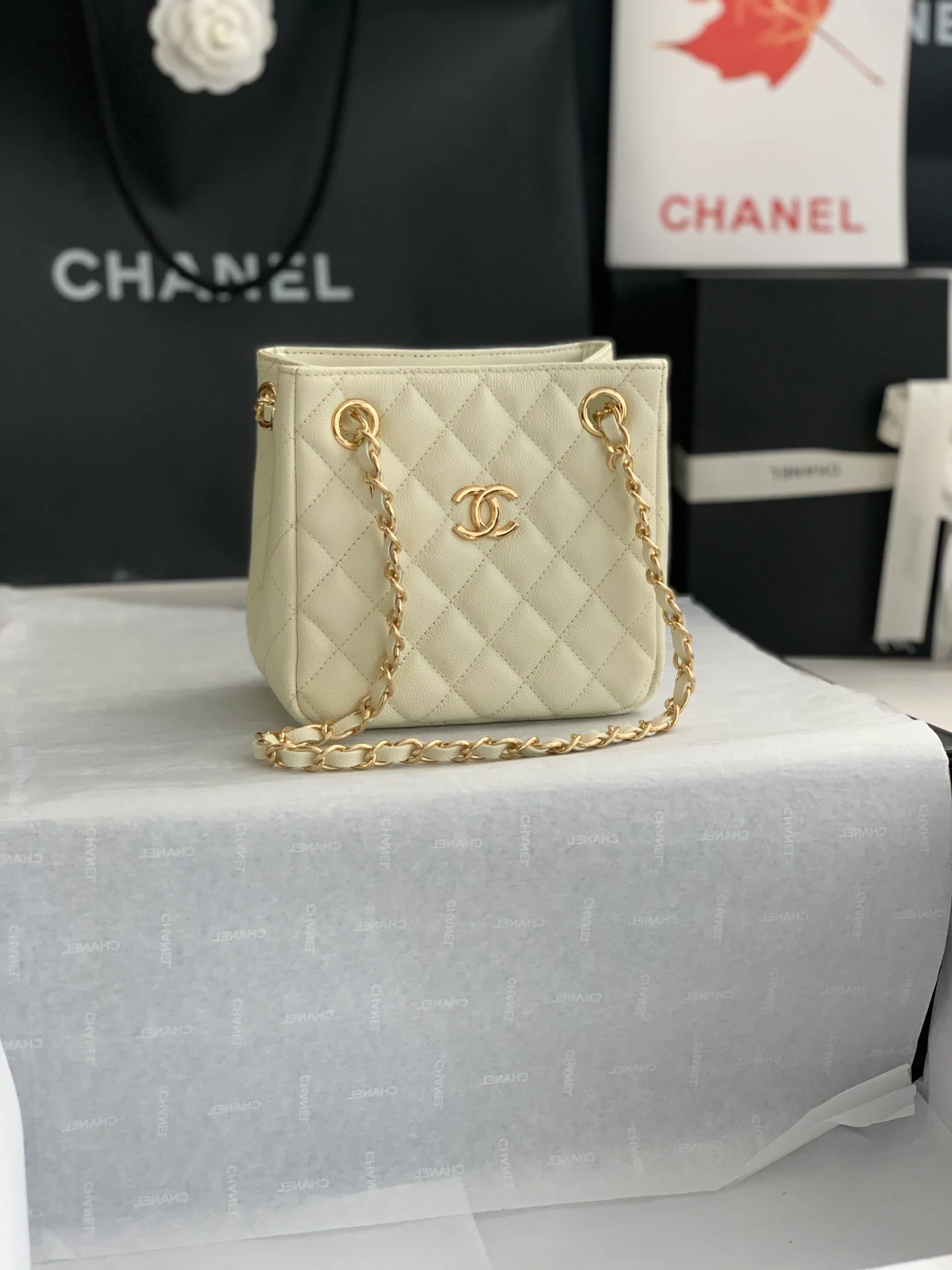Новая сумка-тоут Chanel весна/лето 2022 — белая.