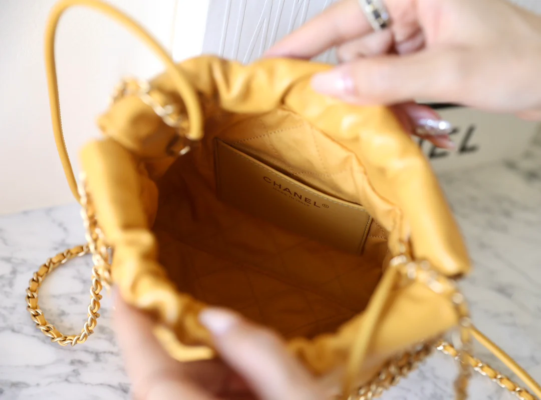 Мини-сумочка Chanel 22, кремово-желтая