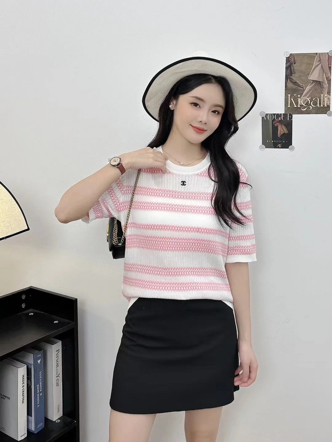 Chanel 2404 - Вязаный топ с короткими рукавами в полоску, выполненный в стиле колор-блок — красный и белый.