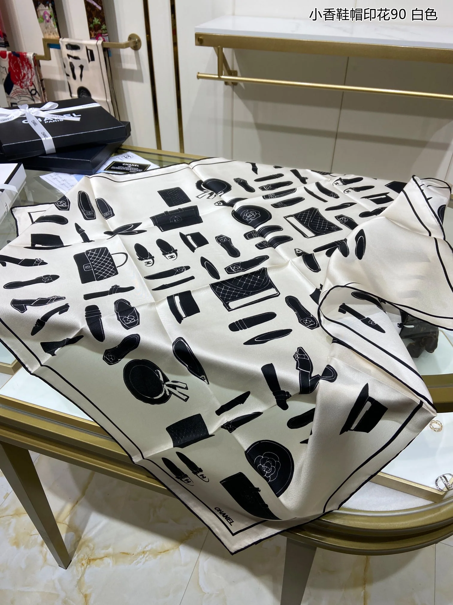 Chanel - Шелковый шарф с принтом для обуви и шляп - 1