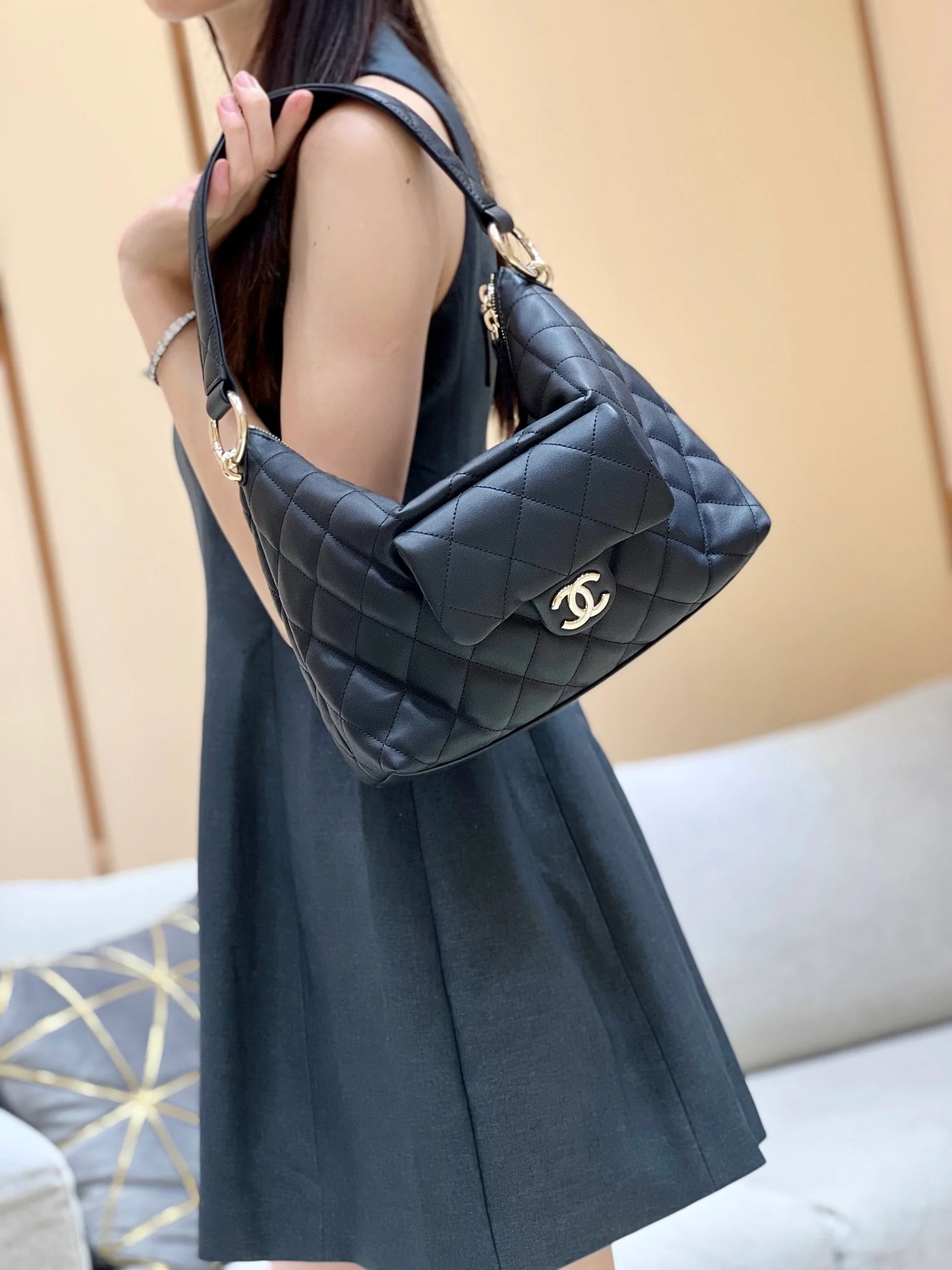 Сумка-хобо Chanel через плечо - черная