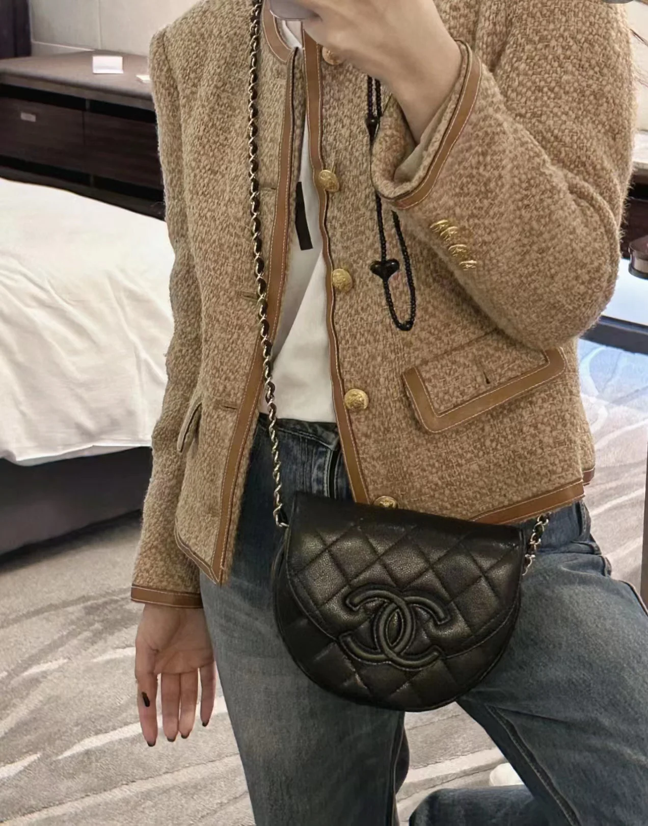 Новинка сезона весна/лето 2023 от Chanel - сумка Lychee Bull Saddle Bag - черная - на фото.