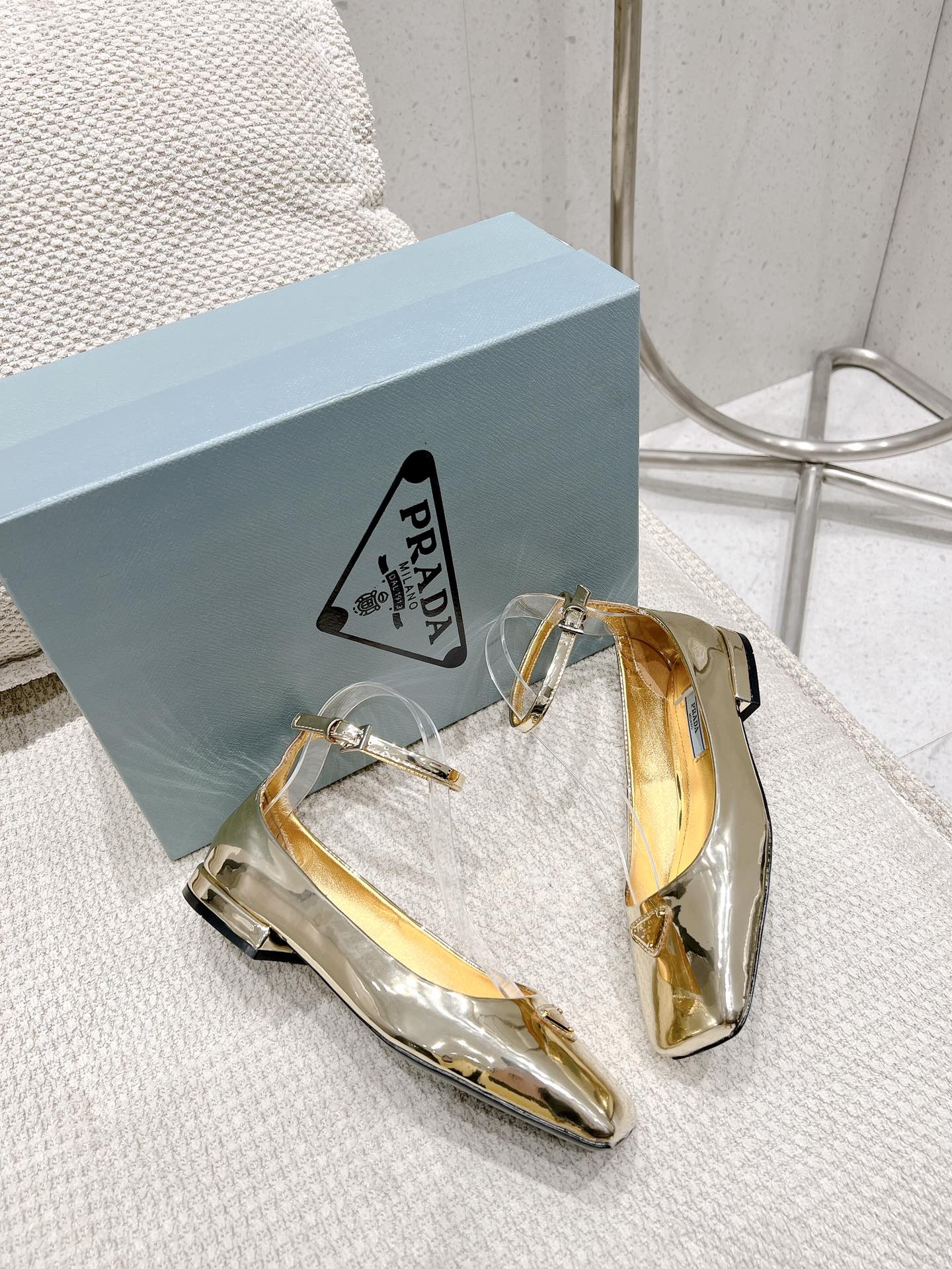 Новинка сезона весна/лето 2023 от Prada - Кожаные балетки - Серебристые