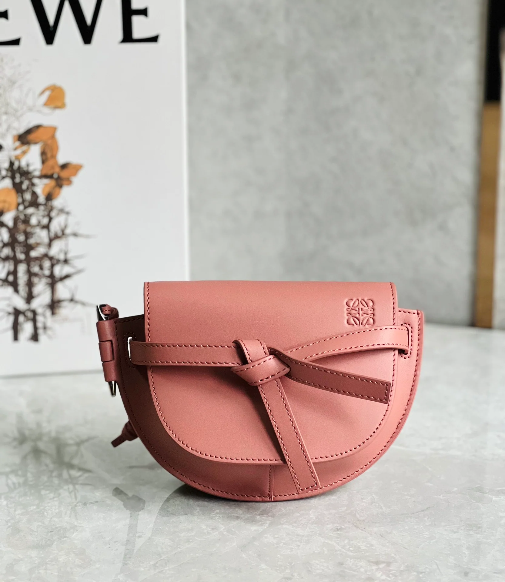 Сумка-седло Loewe Gate Dual Mini Saddle Bag - розовый цвет вишневого цветка.