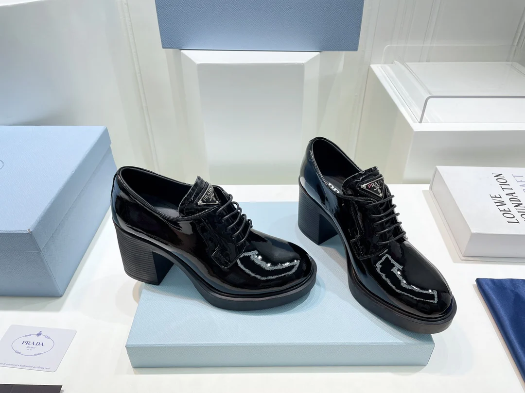 Новинка сезона весна/лето 2022 от Prada: туфли-афро на массивном каблуке со шнуровкой.