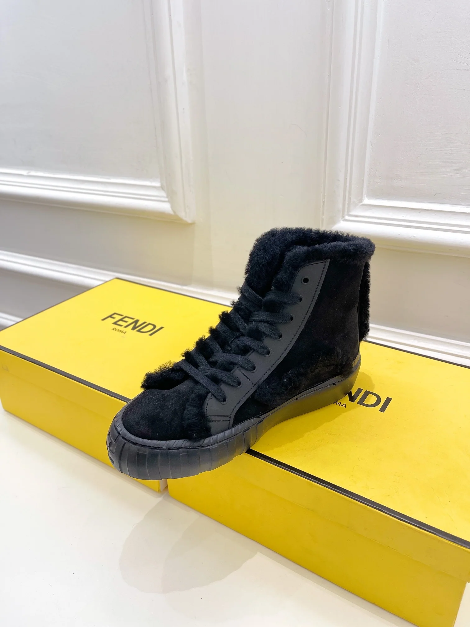 Fendi - Британский стиль - Ботинки Martin на меховой подкладке - Черные