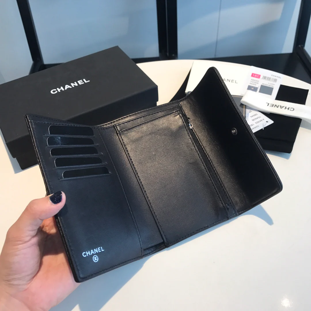 Чехол Chanel Le Boy Tri-fold Frame - из черной овечьей кожи с золотой пряжкой.