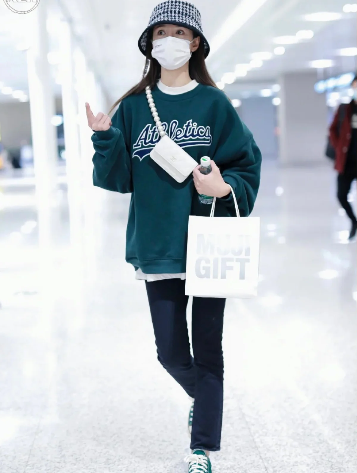 Маленькая сумочка Chanel с жемчужной цепочкой