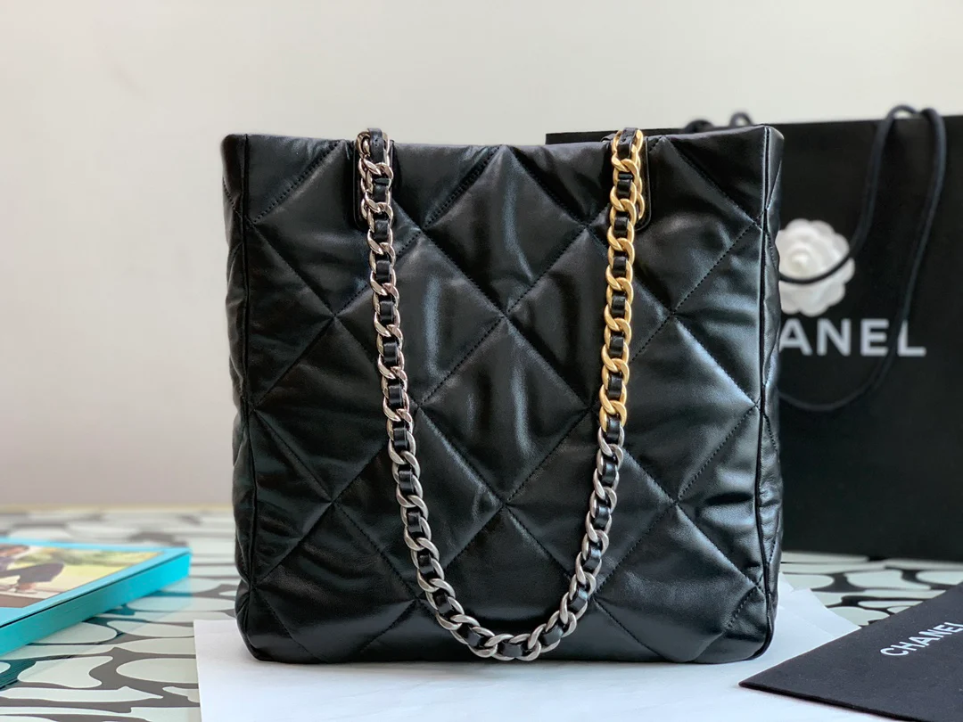 Новая сумка-шоппер Chanel 2022 года из овечьей кожи.