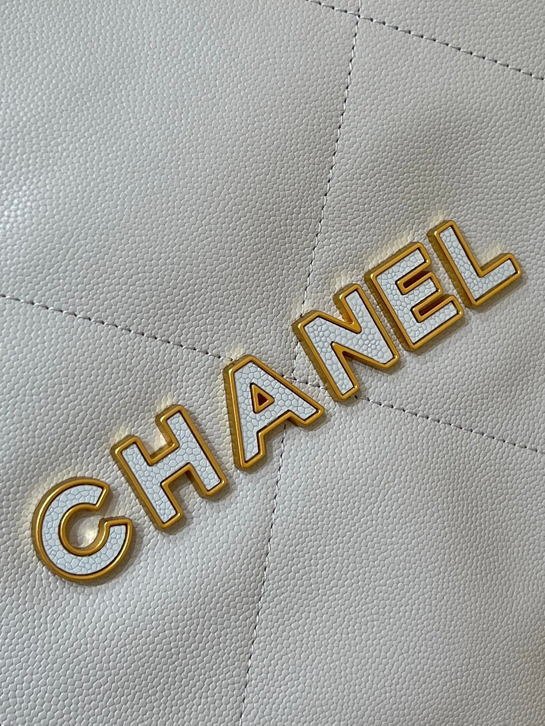 Chanel - Белая кожаная сумка длиной 22 дюйма с текстурой в виде шариков (в стиле мусорного мешка).