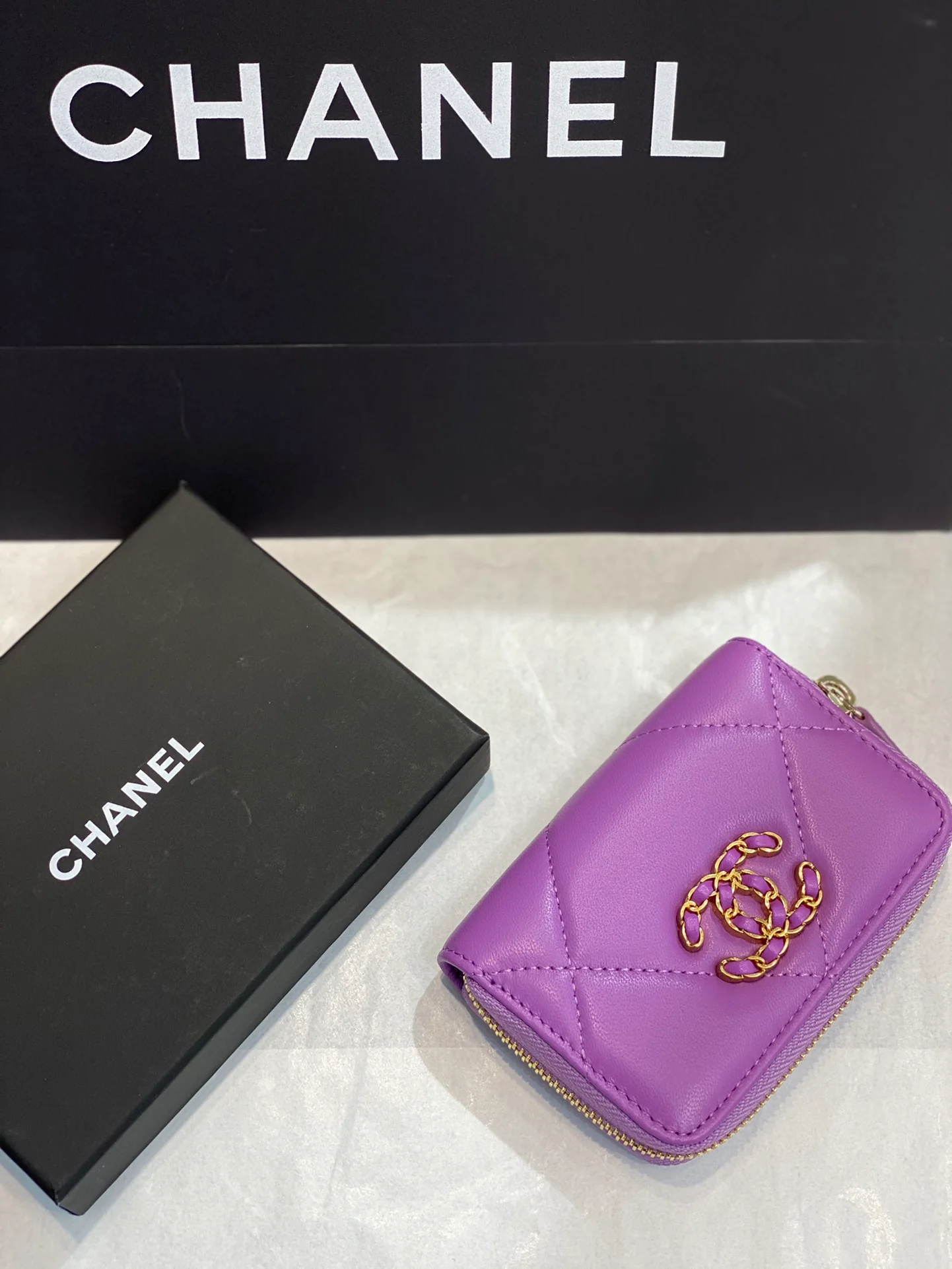 Chanel 19 серия - Большой держатель для карт на молнии с бриллиантовой отделкой - Розово-фиолетовый