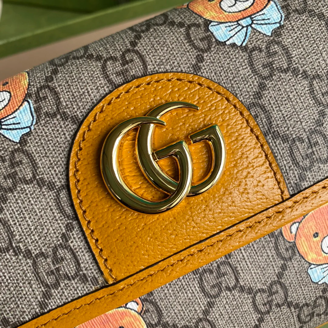 Поясная сумка Gucci в виде плюшевого медведя.