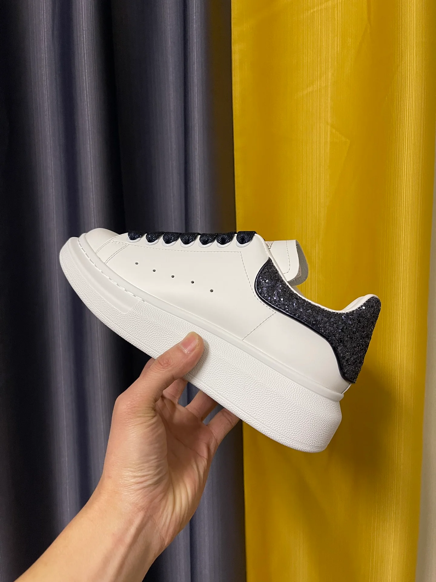 Классические белые кроссовки McQueen - унисекс - темно-синяя задняя часть - премиум-издание