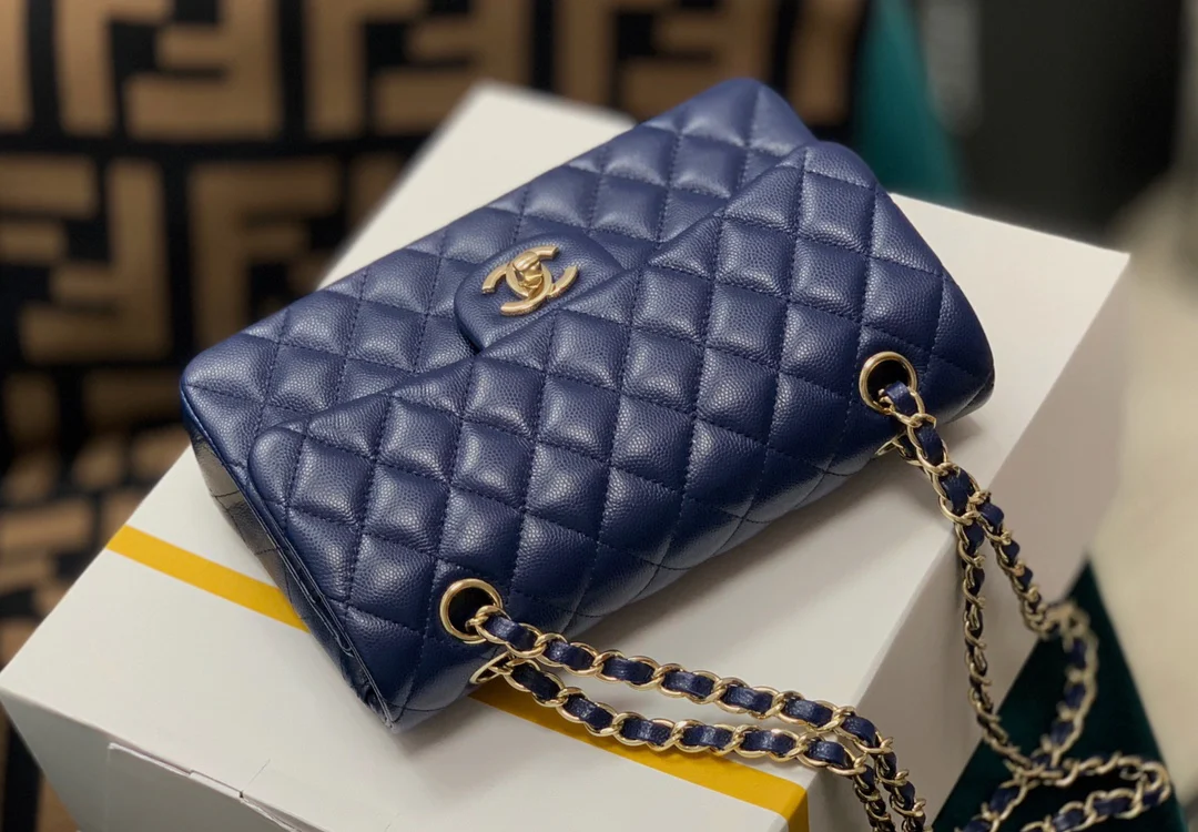 Chanel - Маленькая сумка из телячьей кожи с шариковым узором - CF - Темно-синий - 23 см