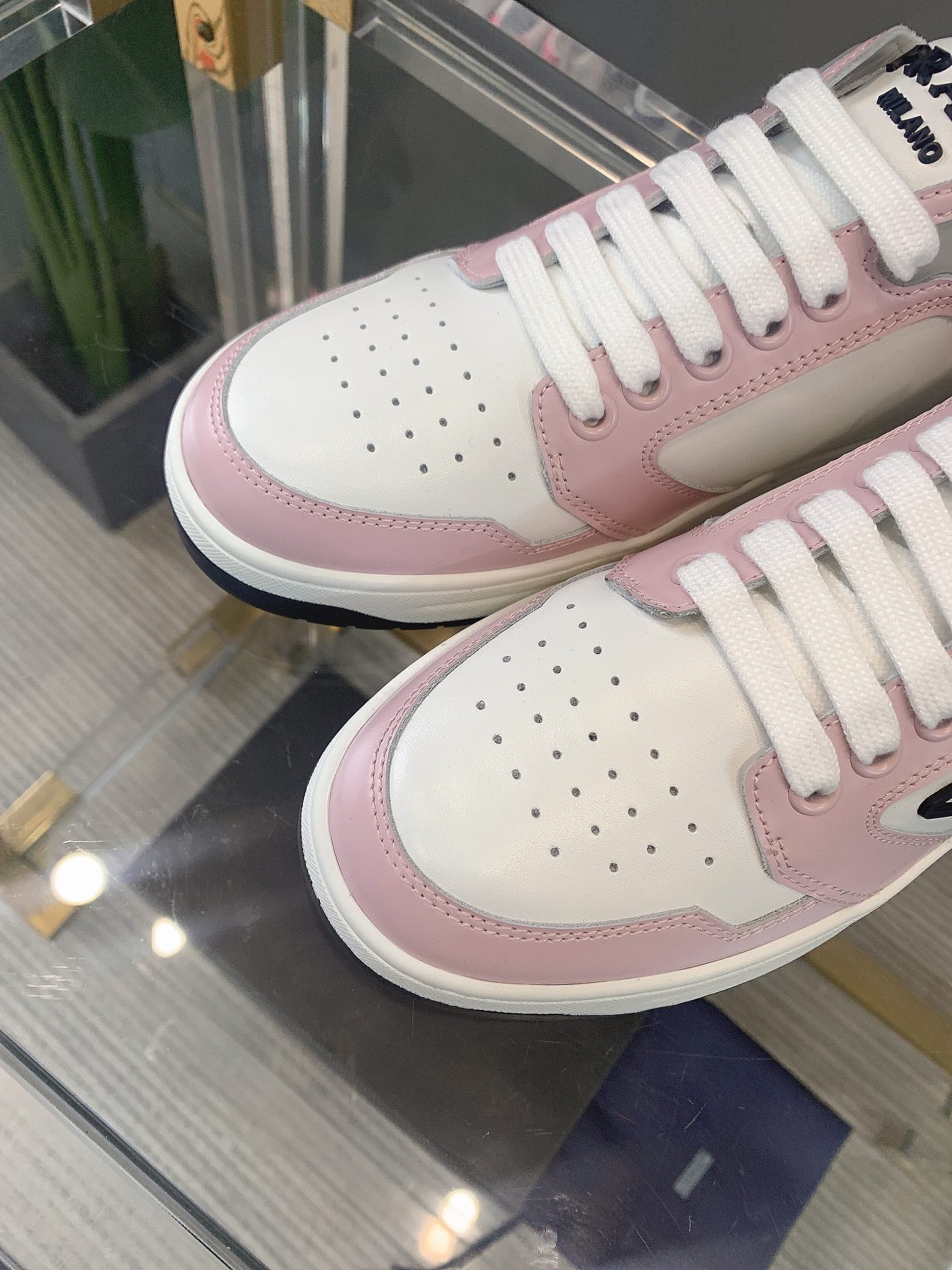 Белые кроссовки Prada, повседневная обувь - 1