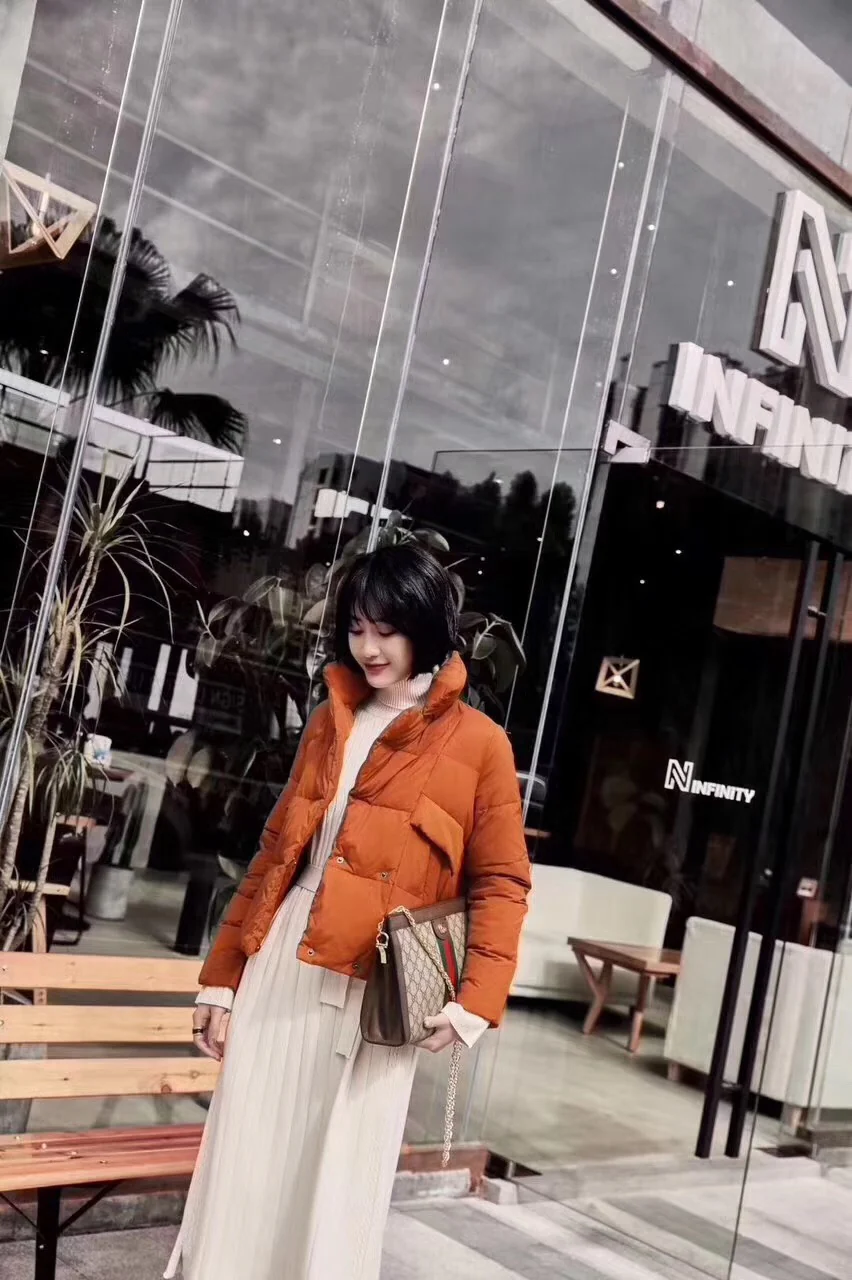 Классическая сумка Gucci на цепочке — как она выглядит на руке.