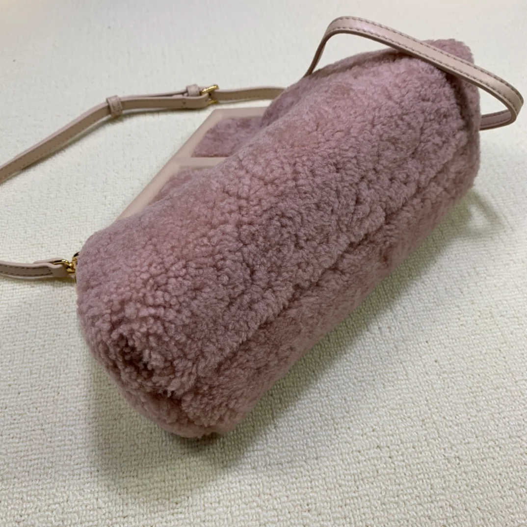 Fendi - первая маленькая шерстяная сумочка