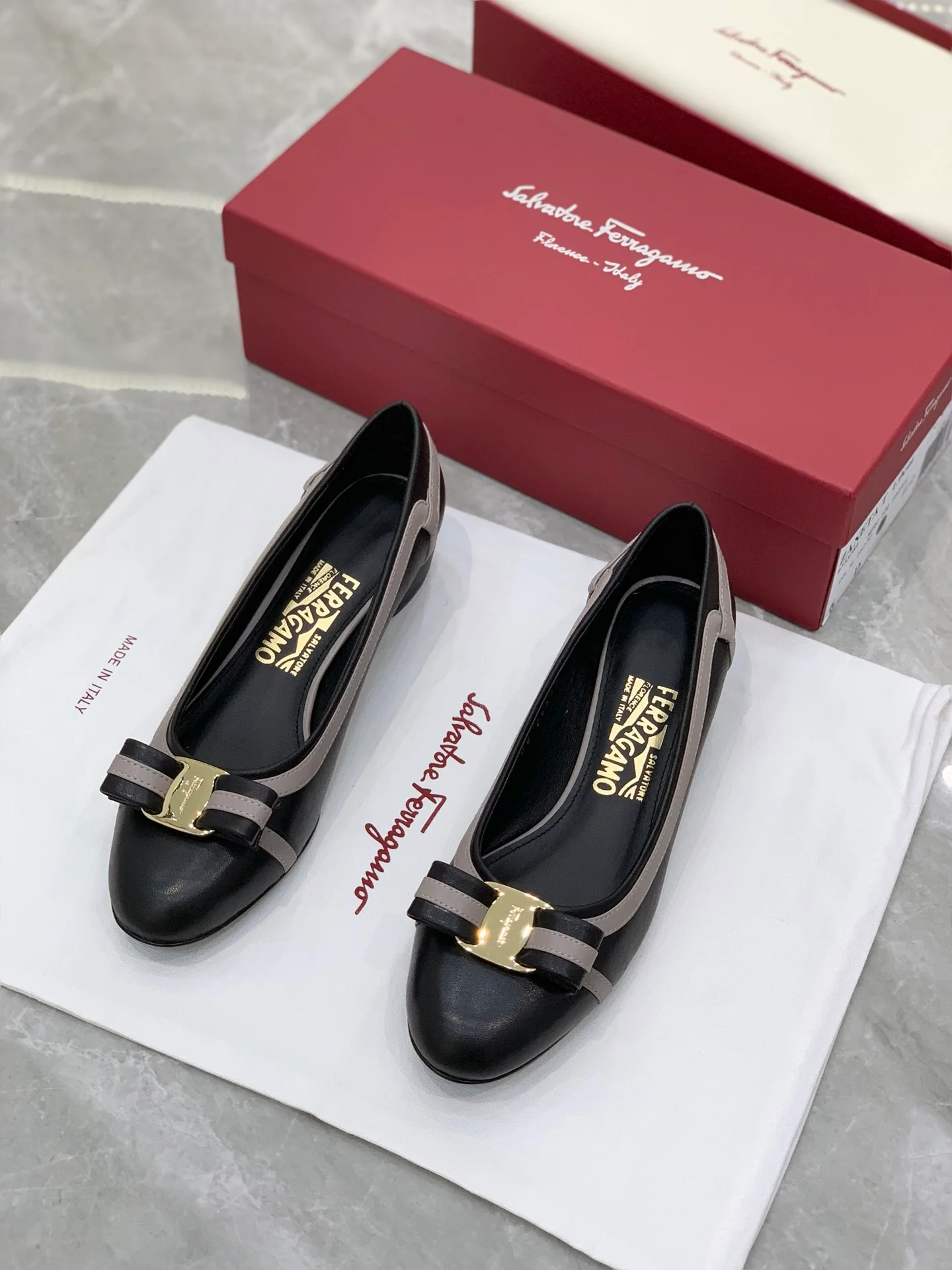 Туфли Salvatore Ferragamo - Ferragamo - Vara bow - туфли на низком массивном каблуке в стиле пэчворк - 1