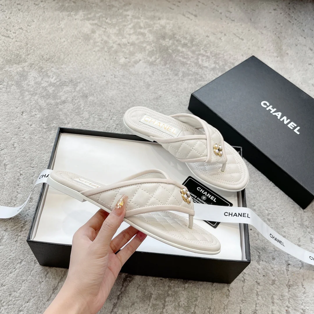 Новинка сезона весна/лето 2023 от Chanel - Тапочки с вышитым ромбовидным узором - Белые