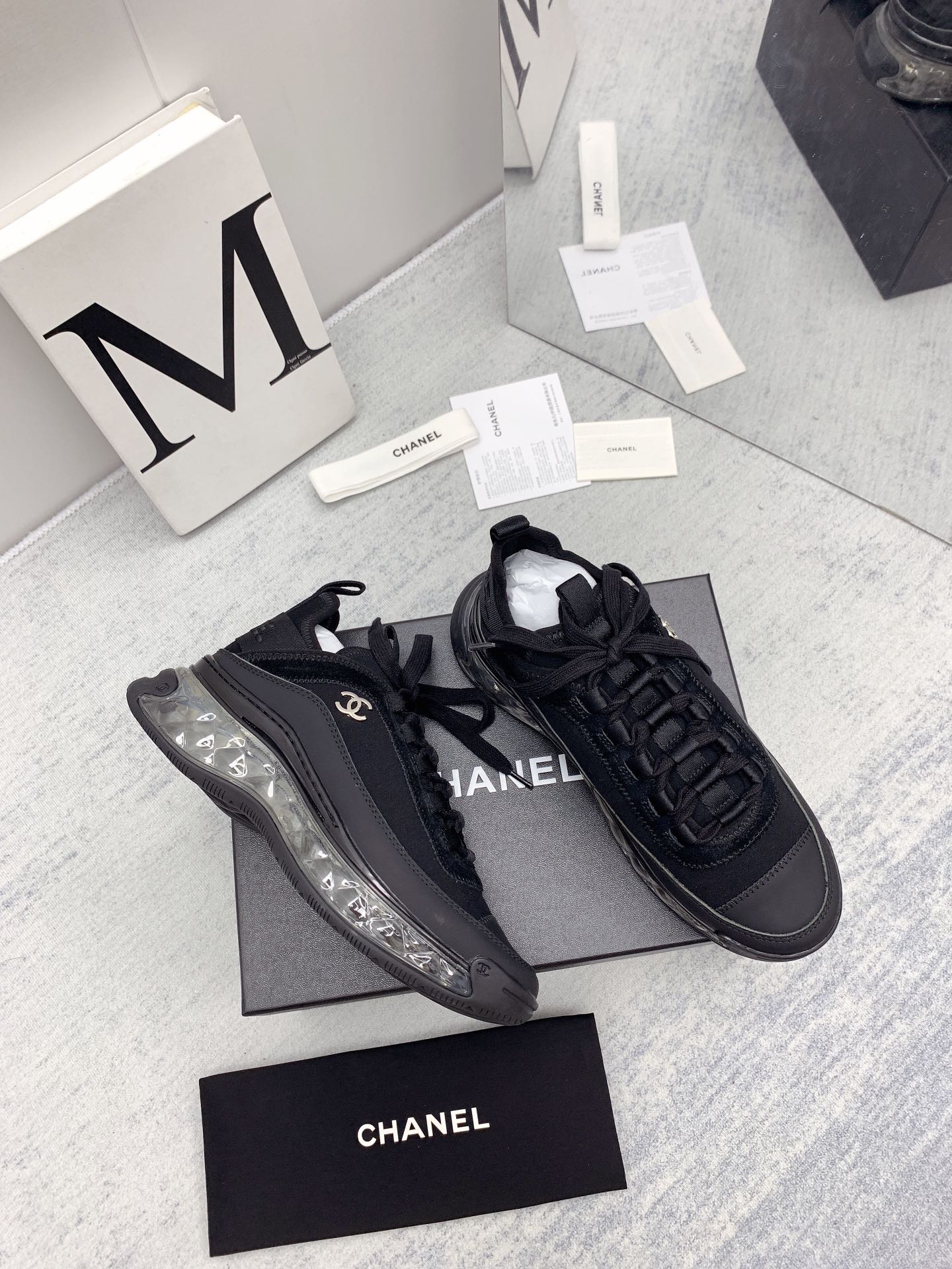 Новинка сезона осень/зима 2021 от Chanel - кроссовки с ромбовидным узором - черные.