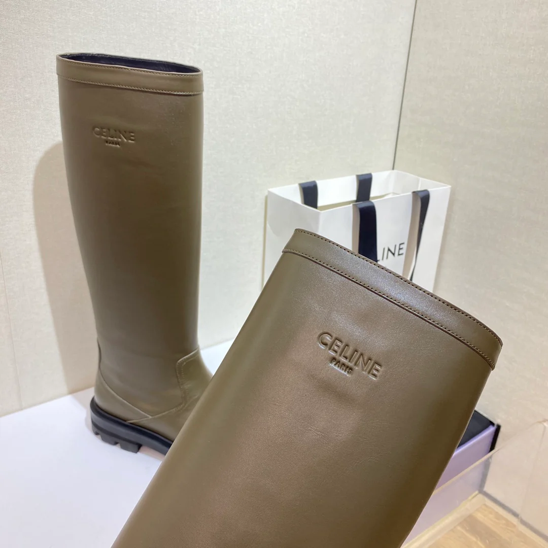 Образ Celine с показа Триумфальной арки — сапоги для верховой езды — зеленые.